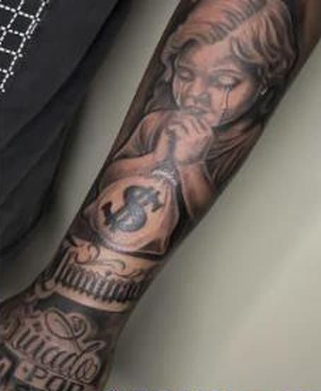 Tatuagem realista de anjo no antebraço